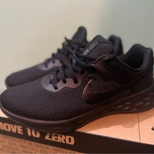 Nike revolution 6 sneakers